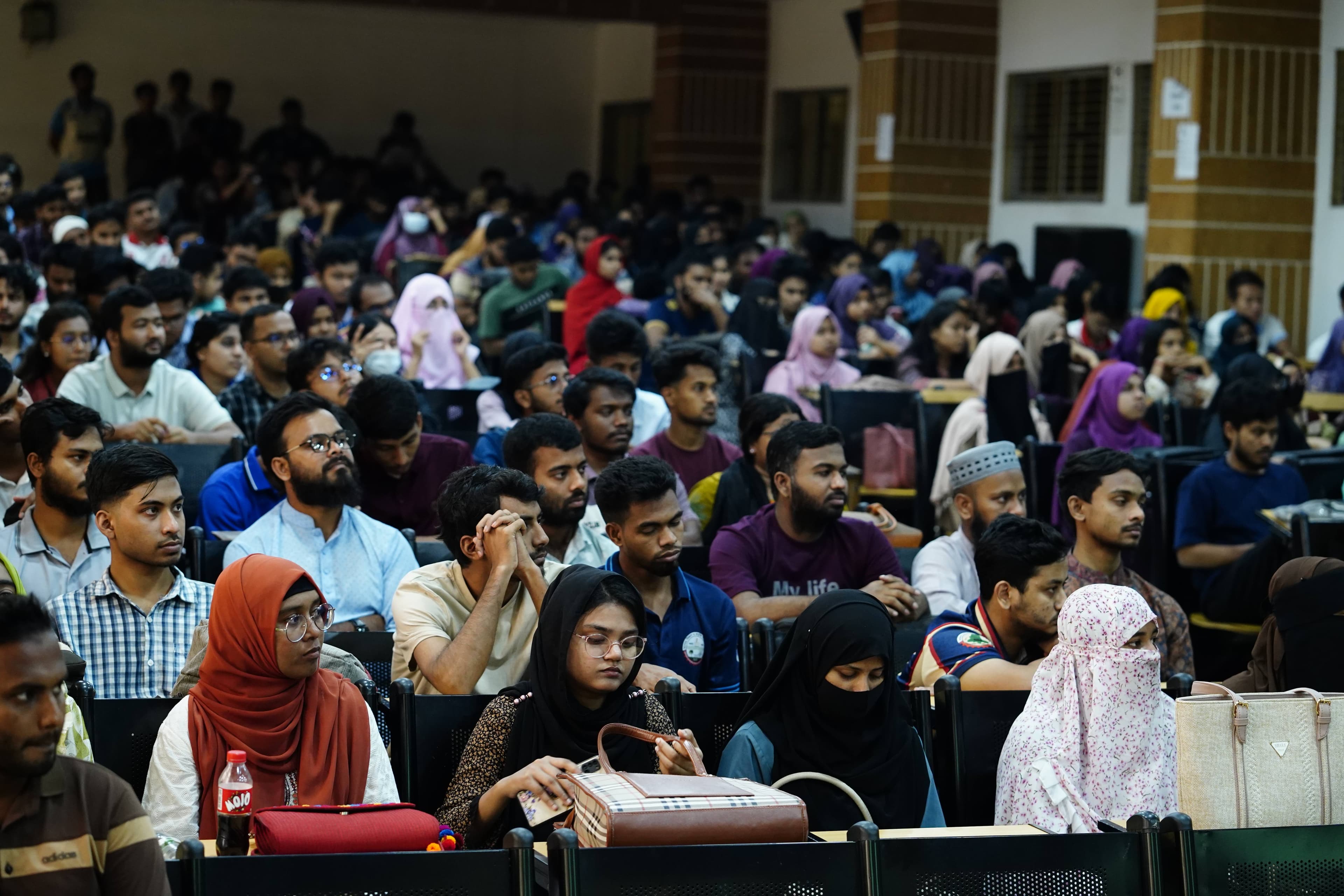 Closing moments and audience interaction at the Jashore seminar